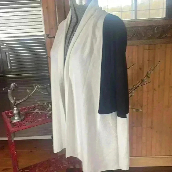 89th & Madison sweater. Black and white. Women’s size small. - Picture 4 of 6